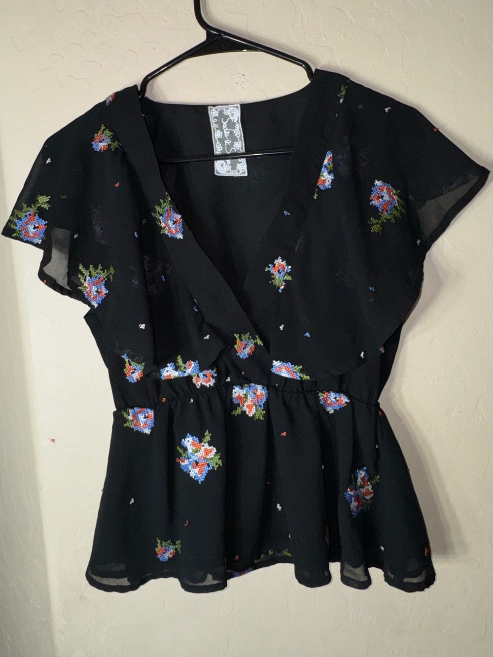 Sadie & Sage Black Floral Surplice Peplum Blouse Flutter Sleeve Top S